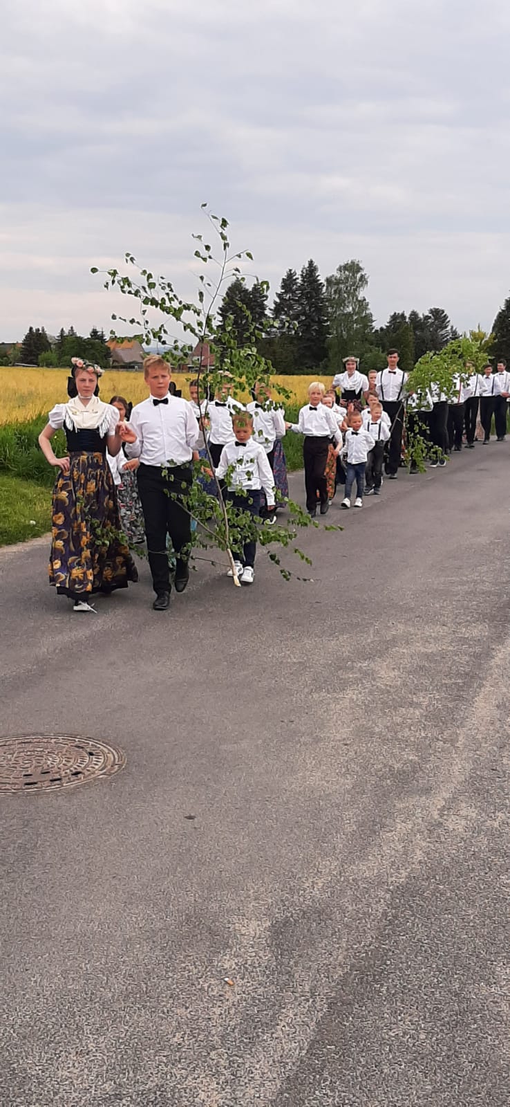 2023 05 14 Maibaumwerfen Wendischbaselitz Tanz